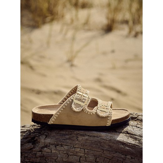 Reserved - Klapki z imitacji skóry - beżowy ze sklepu Reserved w kategorii Klapki dziecięce - zdjęcie 186025938