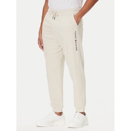 Tommy Hilfiger Spodnie dresowe UM0UM03664 Écru Regular Fit ze sklepu MODIVO w kategorii Spodnie męskie - zdjęcie 186030097