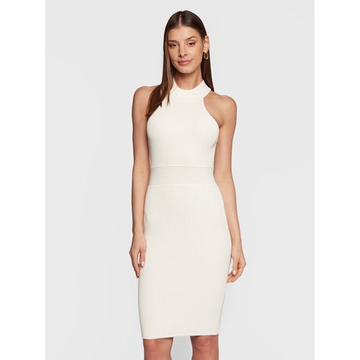Guess Sukienka dzianinowa Janice W3RK28 Z2YJ2 Écru Slim Fit ze sklepu MODIVO w kategorii Sukienki - zdjęcie 186030255