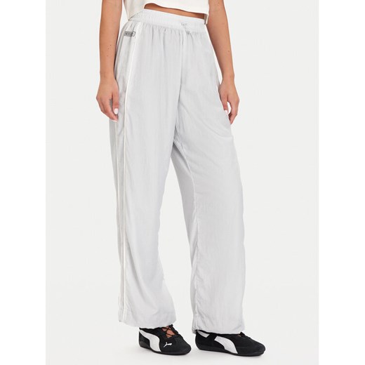 Puma Spodnie dresowe PUMA X ROSÉ T7 633796 32 Srebrny Relaxed Fit ze sklepu MODIVO w kategorii Spodnie damskie - zdjęcie 186030946