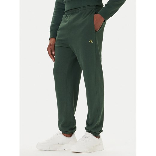 Calvin Klein Jeans Spodnie dresowe LV04RD241G Zielony Regular Fit ze sklepu MODIVO w kategorii Spodnie męskie - zdjęcie 186031807