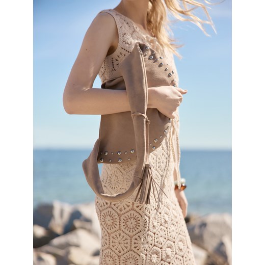 Reserved - Zamszowa torebka z ćwiekami i zawieszką - złamana biel ze sklepu Reserved w kategorii Torby Shopper bag - zdjęcie 186069457
