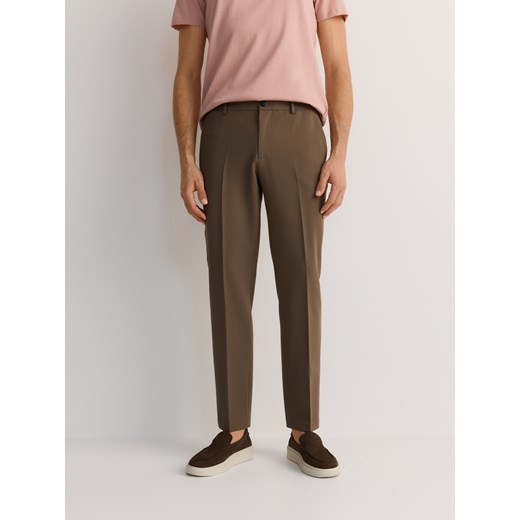 Reserved - Spodnie chino slim z wiskozą - brązowy Reserved 32 promocja Reserved