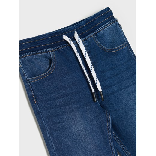 Sinsay - Jeansy jogger z efektem sprania - granatowy Sinsay 104 (3-4 l) Sinsay