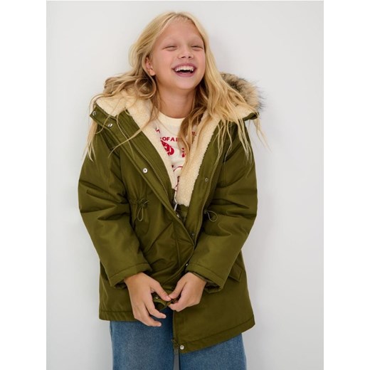 Sinsay - Kurtka ocieplana z kapturem - khaki - id: 323EY-87X - marki Sinsay - 186082539 Sinsay - Kurtka ocieplana z kapturem - khaki ze sklepu Sinsay w kategorii Kurtki dziewczęce - zdjęcie 186082539