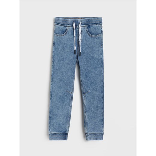 Sinsay - Jeansy jogger z efektem sprania - niebieski - id: 939EM-55J - marki Sinsay - 186084155 Sinsay - Jeansy jogger z efektem sprania - niebieski ze sklepu Sinsay w kategorii Spodnie dziewczęce - zdjęcie 186084155