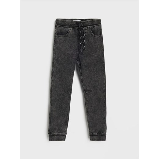 Sinsay - Jeansy jogger z efektem sprania - czarny - id: 939EM-99J - marki Sinsay - 186084158 Sinsay - Jeansy jogger z efektem sprania - czarny ze sklepu Sinsay w kategorii Spodnie chłopięce - zdjęcie 186084158