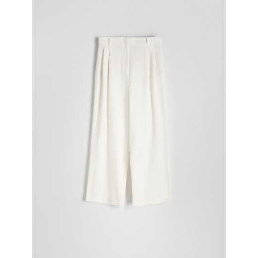 Reserved - Szerokie spodnie - biały ze sklepu Reserved w kategorii Spodnie damskie - zdjęcie 186089116