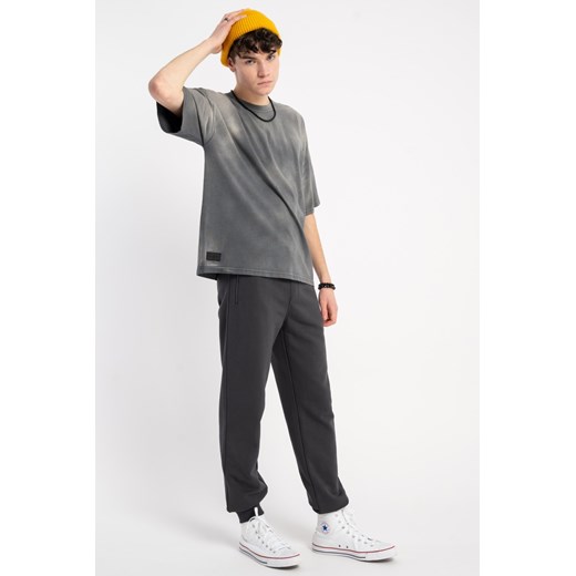 Ciemnoszare spodnie dresowe regular bez nadruków, kolor - szary, rozmiar - 140 ze sklepu REPORTER w kategorii Spodnie chłopięce - zdjęcie 186090059