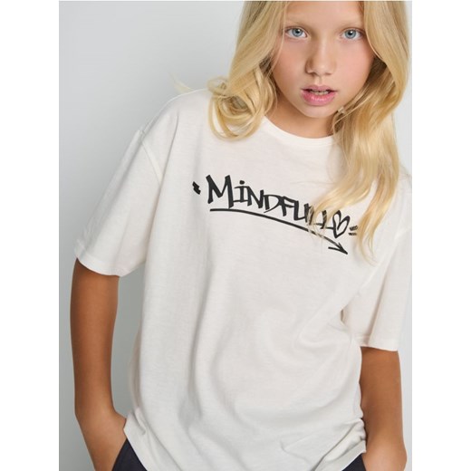 Sinsay - Koszulka z nadrukiem Mindfull - kremowy - id: 491FV-01X - marki Sinsay - 186090725 Sinsay - Koszulka z nadrukiem Mindfull - kremowy ze sklepu Sinsay w kategorii Bluzki dziewczęce - zdjęcie 186090725