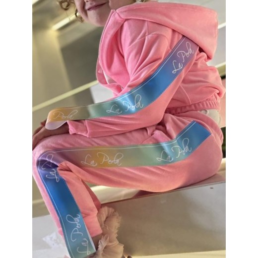 welurowy dziecięcy dres besties multicolor bluza kangurka + spodnie z tęczowym lampasem la perla kids - landrynkowy róż - id: 9280 - marki La Perla - 186091235 welurowy dziecięcy dres besties multicolor bluza kangurka + spodnie z tęczowym lampasem la perla kids - landrynkowy róż ze sklepu STYLOWO w kategorii Komplety dziewczęce - zdjęcie 186091235