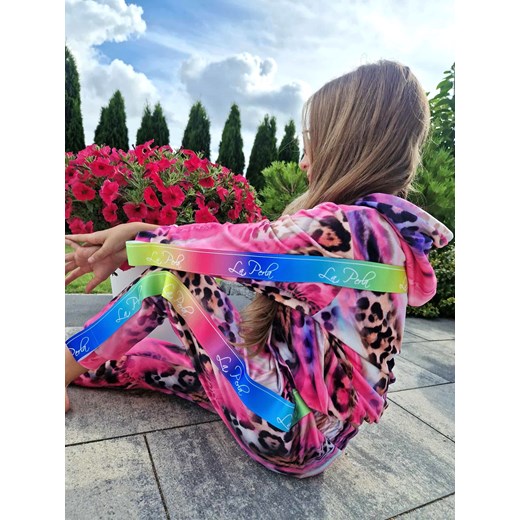 welurowy dziecięcy dres besties multicolor bluza kangurka + spodnie z tęczowym lampasem la perla kids - fuksja panterka ze sklepu STYLOWO w kategorii Komplety dziewczęce - zdjęcie 186091316