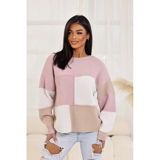 kolorowy sweter zena w kwadraty polski produkt j&k - pudrowy róż ze sklepu STYLOWO w kategorii Swetry damskie - zdjęcie 186091505