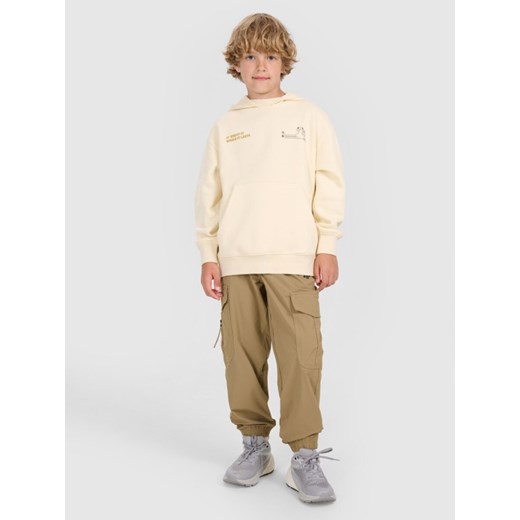 Chłopięce spodnie casual cargo 4F 4FJRAW25TTROM1606 - brązowe ze sklepu Sportstylestory.com w kategorii Spodnie chłopięce - zdjęcie 186095258