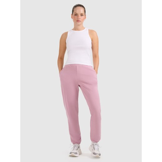 Damskie spodnie dresowe joggery 4F 4FRAW25TTROF1613 - różowe ze sklepu Sportstylestory.com w kategorii Spodnie damskie - zdjęcie 186095468