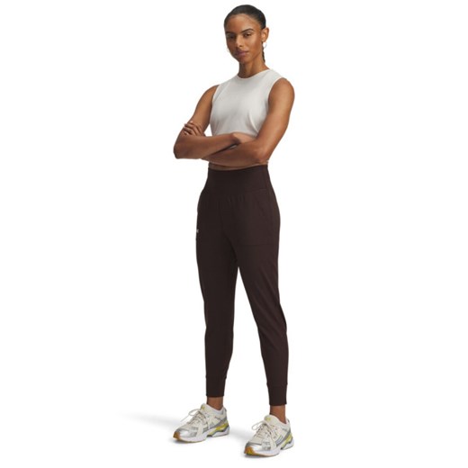 Damskie spodnie treningowe Under Armour Motion Jogger - brązowe ze sklepu Sportstylestory.com w kategorii Spodnie damskie - zdjęcie 186095578