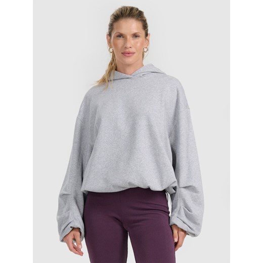 Damska bluza nierozpinana z kapturem 4F 4FRAW25TSWSF2462 - szara - id: 320610 - marki 4F - 186095839 Damska bluza nierozpinana z kapturem 4F 4FRAW25TSWSF2462 - szara ze sklepu Sportstylestory.com w kategorii Bluzy damskie - zdjęcie 186095839