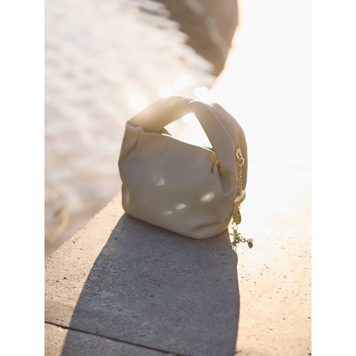 Reserved - Torebka hobo z zawieszką - oliwkowy - id: 429CN-81X - marki Reserved - 186134945 Reserved - Torebka hobo z zawieszką - oliwkowy ze sklepu Reserved w kategorii Torebki damskie - zdjęcie 186134945