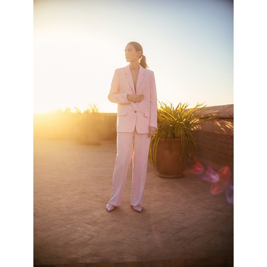 Reserved - Spodnie z kantem - pastelowy róż ze sklepu Reserved w kategorii Spodnie damskie - zdjęcie 186148426