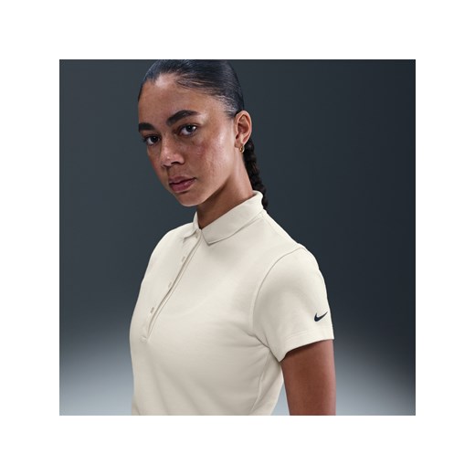 Damska koszulka polo do golfa z krótkim rękawem Nike - Biel ze sklepu Nike poland w kategorii Bluzki damskie - zdjęcie 186149719