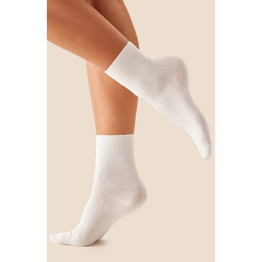 Skarpetki dłuższe prążkowane kremowe SW064, Kolor kremowy, Rozmiar 35-38, Gabriella ze sklepu Intymna w kategorii Skarpetki damskie - zdjęcie 186162578