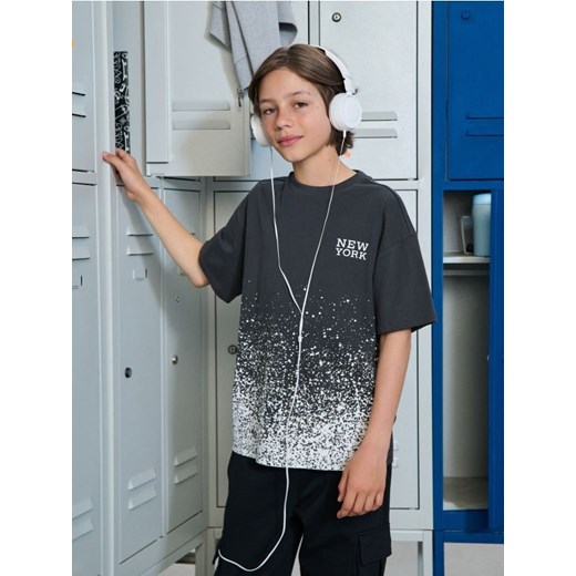 Sinsay - Koszulka oversize z efektem ombre - szary - id: 654DY-90X - marki Sinsay - 186173117 Sinsay - Koszulka oversize z efektem ombre - szary ze sklepu Sinsay w kategorii T-shirty chłopięce - zdjęcie 186173117