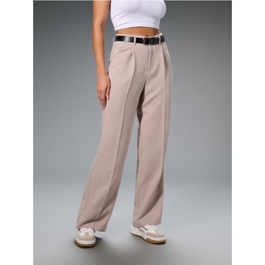 Sinsay - Spodnie straight fit z paskiem - beżowy ze sklepu Sinsay w kategorii Spodnie damskie - zdjęcie 186173147