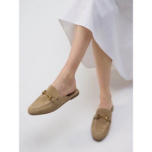 Reserved - Zamszowe mule z klamrą - beżowy ze sklepu Reserved w kategorii Klapki damskie - zdjęcie 186177828