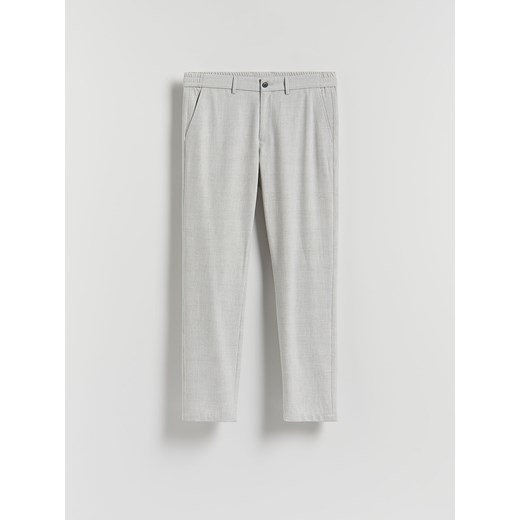 Reserved - Spodnie chino slim z wiskozą - jasnoszary ze sklepu Reserved w kategorii Spodnie męskie - zdjęcie 186178217