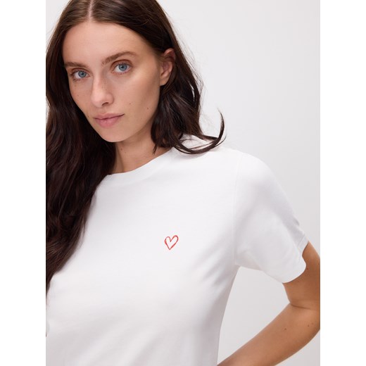 Reserved - T-shirt regular z drobnym haftem - złamana biel ze sklepu Reserved w kategorii Bluzki damskie - zdjęcie 186178645