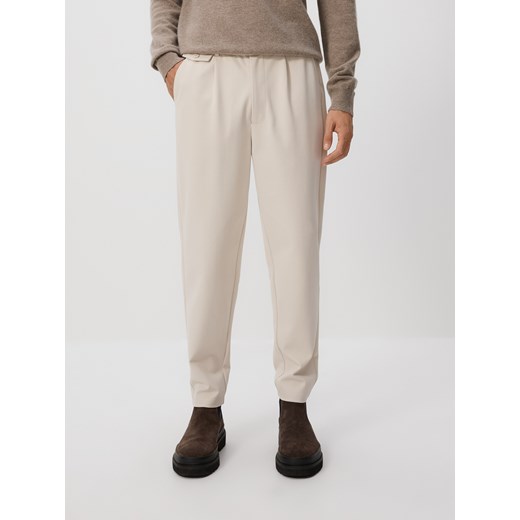 Reserved - Spodnie chino regular fit - beżowy ze sklepu Reserved w kategorii Spodnie męskie - zdjęcie 186183679