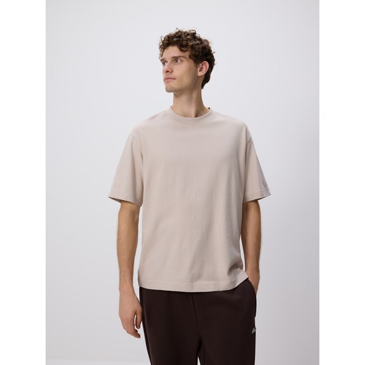 Reserved - Bawełniany t-shirt boxy - beżowy ze sklepu Reserved w kategorii T-shirty męskie - zdjęcie 186189407