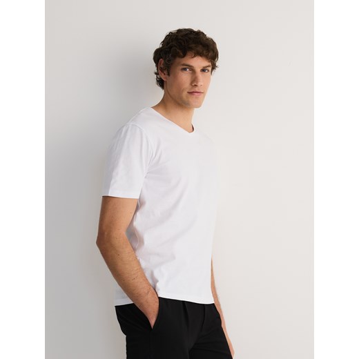 Reserved - T-shirt slim z dekoltem V - biały ze sklepu Reserved w kategorii T-shirty męskie - zdjęcie 186190336