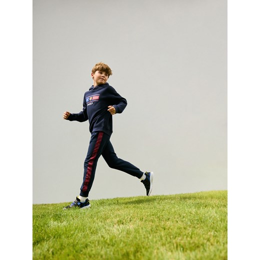 Reserved - Spodnie FC Barcelona - granatowy ze sklepu Reserved w kategorii Spodnie chłopięce - zdjęcie 186190436