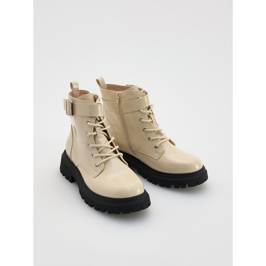 Reserved - Lakierowane botki za kostkę - kremowy ze sklepu Reserved w kategorii Buty zimowe dziecięce - zdjęcie 186190789