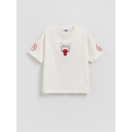 Reserved - T-shirt Chicago Bulls NBA - złamana biel ze sklepu Reserved w kategorii T-shirty chłopięce - zdjęcie 186191098