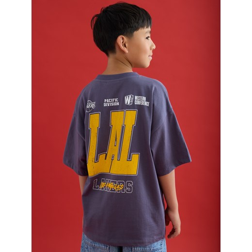 Reserved - T-shirt Los Angeles Lakers NBA - ciemnofioletowy ze sklepu Reserved w kategorii T-shirty chłopięce - zdjęcie 186195016