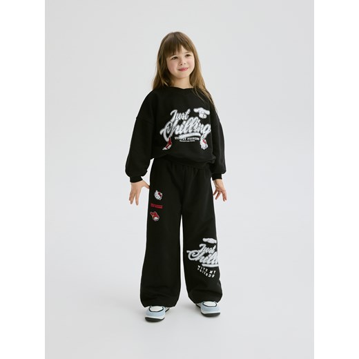 Reserved - Szerokie spodnie dresowe Hello Kitty - czarny - id: SO261-99X - marki Reserved - 186195037 Reserved - Szerokie spodnie dresowe Hello Kitty - czarny ze sklepu Reserved w kategorii Spodnie dziewczęce - zdjęcie 186195037