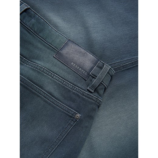 Reserved - Jeansy slim fit z efektem sprania - granatowy Reserved 34 Reserved