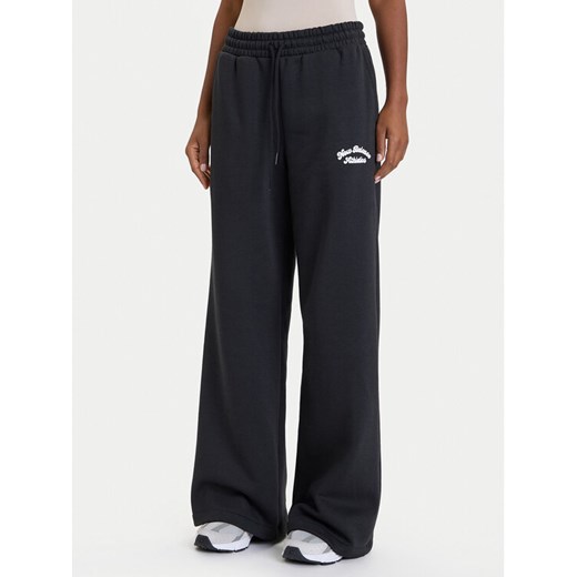 New Balance Spodnie dresowe WP53902 Czarny Relaxed Fit ze sklepu MODIVO w kategorii Spodnie damskie - zdjęcie 186205958