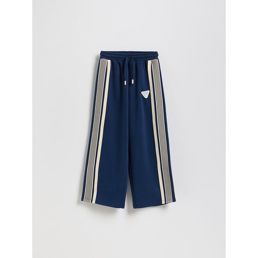 Reserved - Dresowe spodnie z lampasem - granatowy ze sklepu Reserved w kategorii Spodnie dziewczęce - zdjęcie 186206808