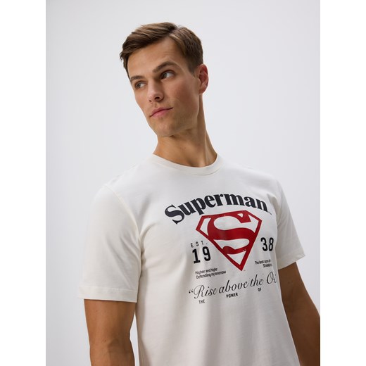 Reserved - Bawełniany t-shirt regular fit SUPERMAN™ - złamana biel ze sklepu Reserved w kategorii T-shirty męskie - zdjęcie 186207379