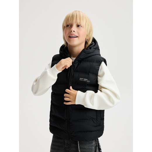 Reserved - Pikowana kamizelka z kapturem - czarny ze sklepu Reserved w kategorii Kamizelki chłopięce - zdjęcie 186207496