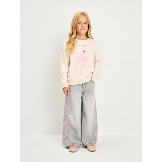 Sinsay - Bluza z aplikacją 3D - kremowy - id: 7268C-02X - marki Sinsay - 186214158 Sinsay - Bluza z aplikacją 3D - kremowy ze sklepu Sinsay w kategorii Bluzy dziewczęce - zdjęcie 186214158