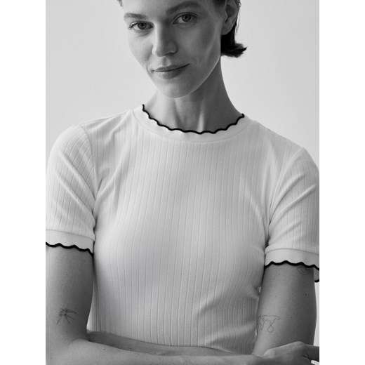 Reserved - Dzianinowy t-shirt - złamana biel ze sklepu Reserved w kategorii Bluzki damskie - zdjęcie 186216069