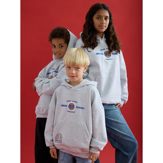Reserved - Bluza New York Knicks NBA - jasnoszary ze sklepu Reserved w kategorii Bluzy chłopięce - zdjęcie 186217375