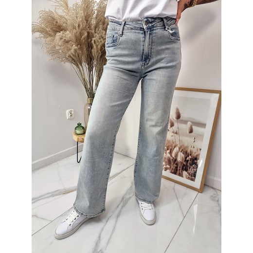 spodnie jeansowe dad fit z szerokimi nogawkami hello miss - jasno niebieski jeans ze sklepu STYLOWO w kategorii Jeansy damskie - zdjęcie 186219349