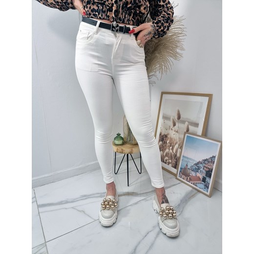 klasyczne spodnie jeansowe rurki skinny rose z paskiem - biały jeans ze sklepu STYLOWO w kategorii Jeansy damskie - zdjęcie 186219407