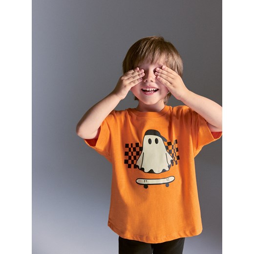 Reserved - T-shirt z nadrukiem świecącym w ciemności - pomarańczowy ze sklepu Reserved w kategorii T-shirty chłopięce - zdjęcie 186224489