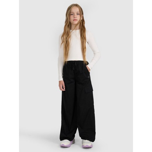 Dziewczęce spodnie casual 4F 4FJWAW25TTROF1246 - czarne ze sklepu Sportstylestory.com w kategorii Spodnie dziewczęce - zdjęcie 186230187